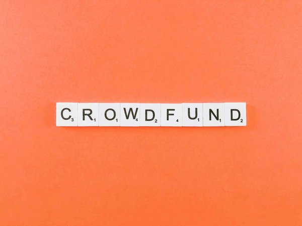 Comment une plateforme de crowdfunding peut-elle utiliser les campagnes de retargeting pour augmenter le taux de conversion?